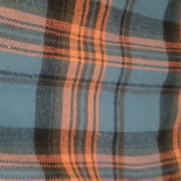 She + Sky Large Plaid shirt. No buttons...made to tie at the bottom - Picture 2 of 4